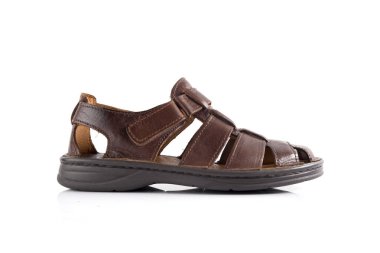 Beyaz arka plan üzerinde erkek kahverengi deri sandalet.