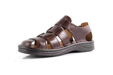 Beyaz arka plan üzerinde erkek kahverengi deri sandalet.