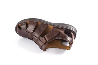 Beyaz arka plan üzerinde erkek kahverengi deri sandalet.