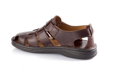 Beyaz arka plan üzerinde erkek kahverengi deri sandalet.