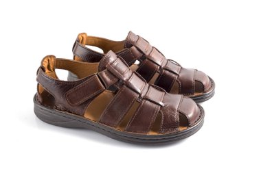 Beyaz arka plan üzerinde erkek kahverengi deri sandalet.