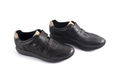 Kadın siyah deri spor ayakkabı beyaz arka plan üzerinde.