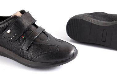 Kadın siyah deri spor ayakkabı beyaz arka plan üzerinde.