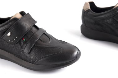 Kadın siyah deri spor ayakkabı beyaz arka plan üzerinde.