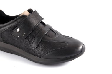 Kadın siyah deri spor ayakkabı beyaz arka plan üzerinde.