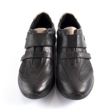 Kadın siyah deri spor ayakkabı beyaz arka plan üzerinde.