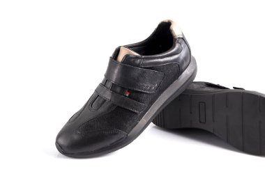 Kadın siyah deri spor ayakkabı beyaz arka plan üzerinde.