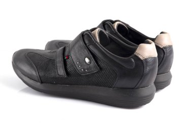 Kadın siyah deri spor ayakkabı beyaz arka plan üzerinde.