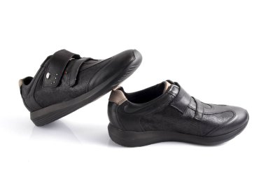 Kadın siyah deri spor ayakkabı beyaz arka plan üzerinde.