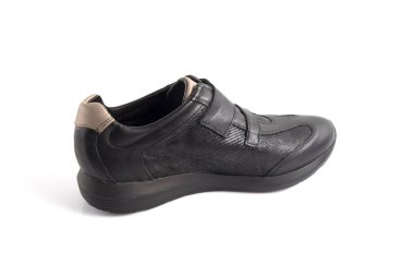 Kadın siyah deri spor ayakkabı beyaz arka plan üzerinde.