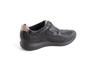 Kadın siyah deri spor ayakkabı beyaz arka plan üzerinde.