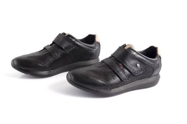 Kadın siyah deri spor ayakkabı beyaz arka plan üzerinde.