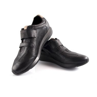 Kadın siyah deri spor ayakkabı beyaz arka plan üzerinde.