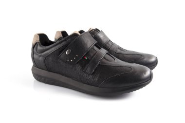 Kadın siyah deri spor ayakkabı beyaz arka plan üzerinde.