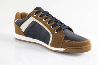 Erkek kahverengi ve mavi deri spor ayakkabı beyaz arka plan üzerinde.