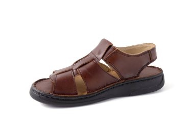 Beyaz arka plan üzerinde erkek kahverengi deri sandalet.