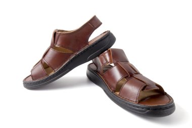 Beyaz arka plan üzerinde erkek kahverengi deri sandalet.