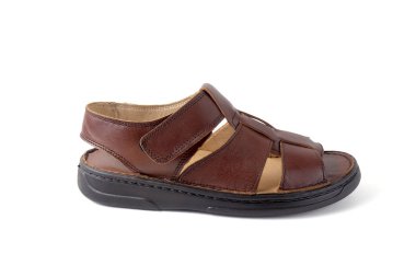 Beyaz arka plan üzerinde erkek kahverengi deri sandalet.