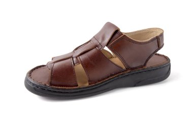 Beyaz arka plan üzerinde erkek kahverengi deri sandalet.