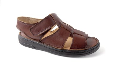 Beyaz arka plan üzerinde erkek kahverengi deri sandalet.