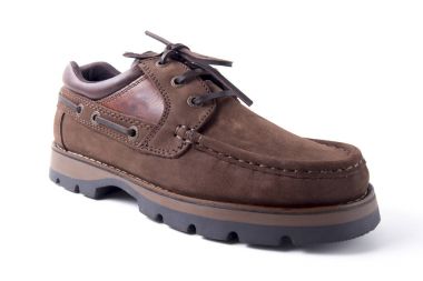 Beyaz arka plan üzerinde erkek kahverengi deri ayakkabı.