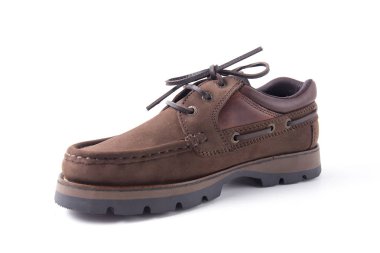 Beyaz arka plan üzerinde erkek kahverengi deri ayakkabı.