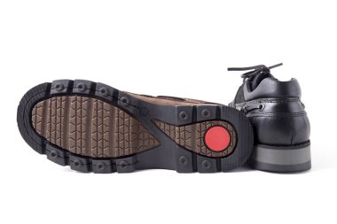 Beyaz arka plan üzerinde erkek kahverengi ve siyah deri ayakkabı.