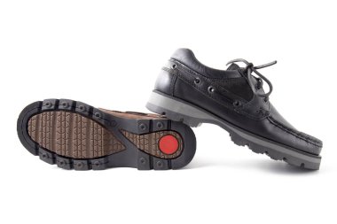 Beyaz arka plan üzerinde erkek kahverengi ve siyah deri ayakkabı.