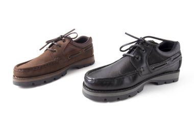 Beyaz arka plan üzerinde erkek kahverengi ve siyah deri ayakkabı.