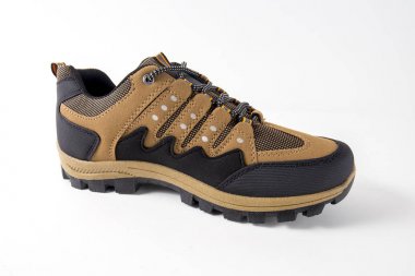 Erkek kahverengi deri spor ayakkabı beyaz arka plan üzerinde.