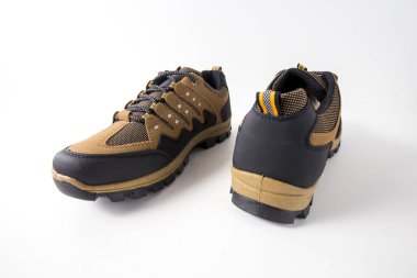 Erkek kahverengi deri spor ayakkabı beyaz arka plan üzerinde.