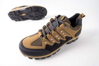 Erkek kahverengi deri spor ayakkabı beyaz arka plan üzerinde.