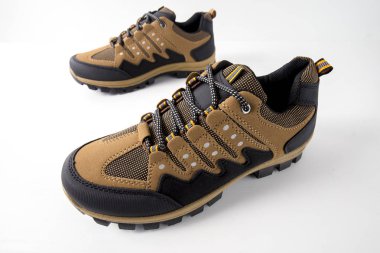 Erkek kahverengi deri spor ayakkabı beyaz arka plan üzerinde.