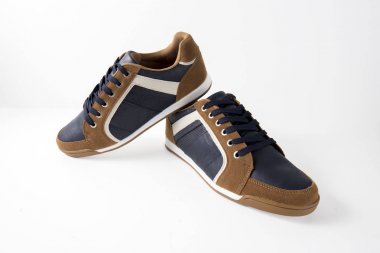 Erkek kahverengi ve mavi deri spor ayakkabı beyaz arka plan üzerinde.