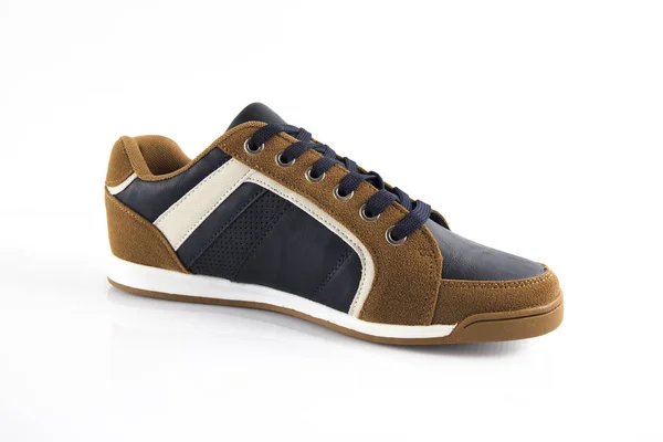 Zapatilla de deporte masculina de cuero marrón y azul sobre fondo blanco . — Foto de Stock