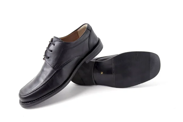 Male černé kožené boty na bílém pozadí. — Stock fotografie
