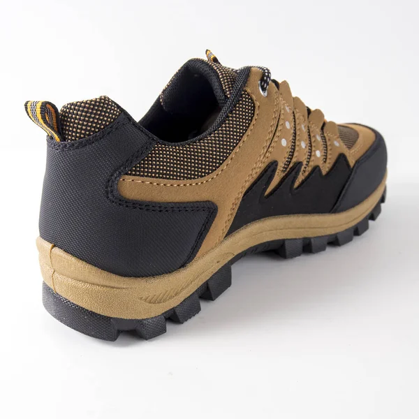 Erkek kahverengi deri spor ayakkabı beyaz arka plan üzerinde.