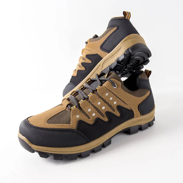 Erkek kahverengi deri spor ayakkabı beyaz arka plan üzerinde.