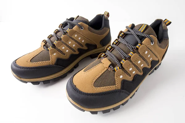 Erkek kahverengi deri spor ayakkabı beyaz arka plan üzerinde.