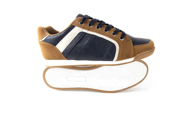 Manlig brun och blå läder Sneaker på vit bakgrund — Stockfoto