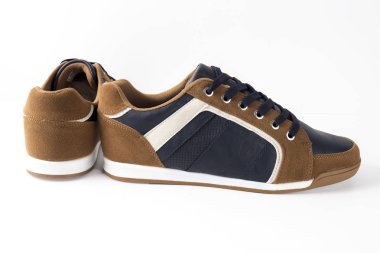 Erkek kahverengi ve mavi deri spor ayakkabı beyaz arka plan üzerinde.