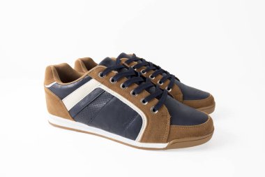 Erkek kahverengi ve mavi deri spor ayakkabı beyaz arka plan üzerinde.