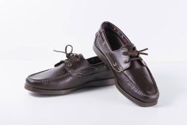 Beyaz arka plan üzerinde erkek kahverengi deri ayakkabı.