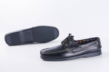 Beyaz zemin üzerine mavi deri Erkek Ayakkabı.