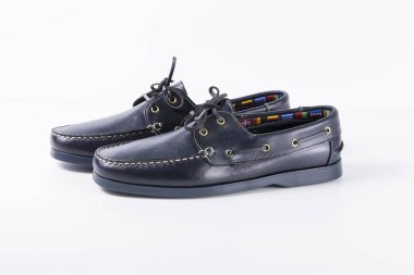 Beyaz zemin üzerine mavi deri Erkek Ayakkabı.