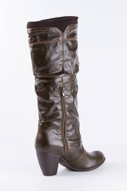 Beyaz arka plan üstünde kadın kahverengi deri çizme.