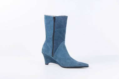 Beyaz arka plan üstünde kadın mavi deri çizme.