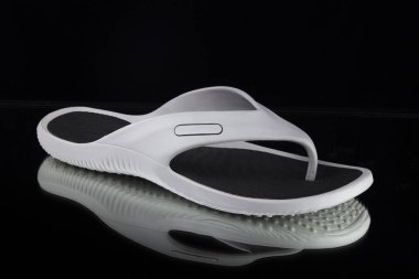 Siyah arka plan üzerine siyah kadın terlik.