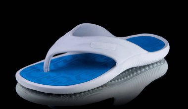 Siyah arka plan üzerine siyah kadın terlik.