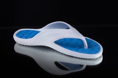 Siyah arka plan üzerine siyah kadın terlik.